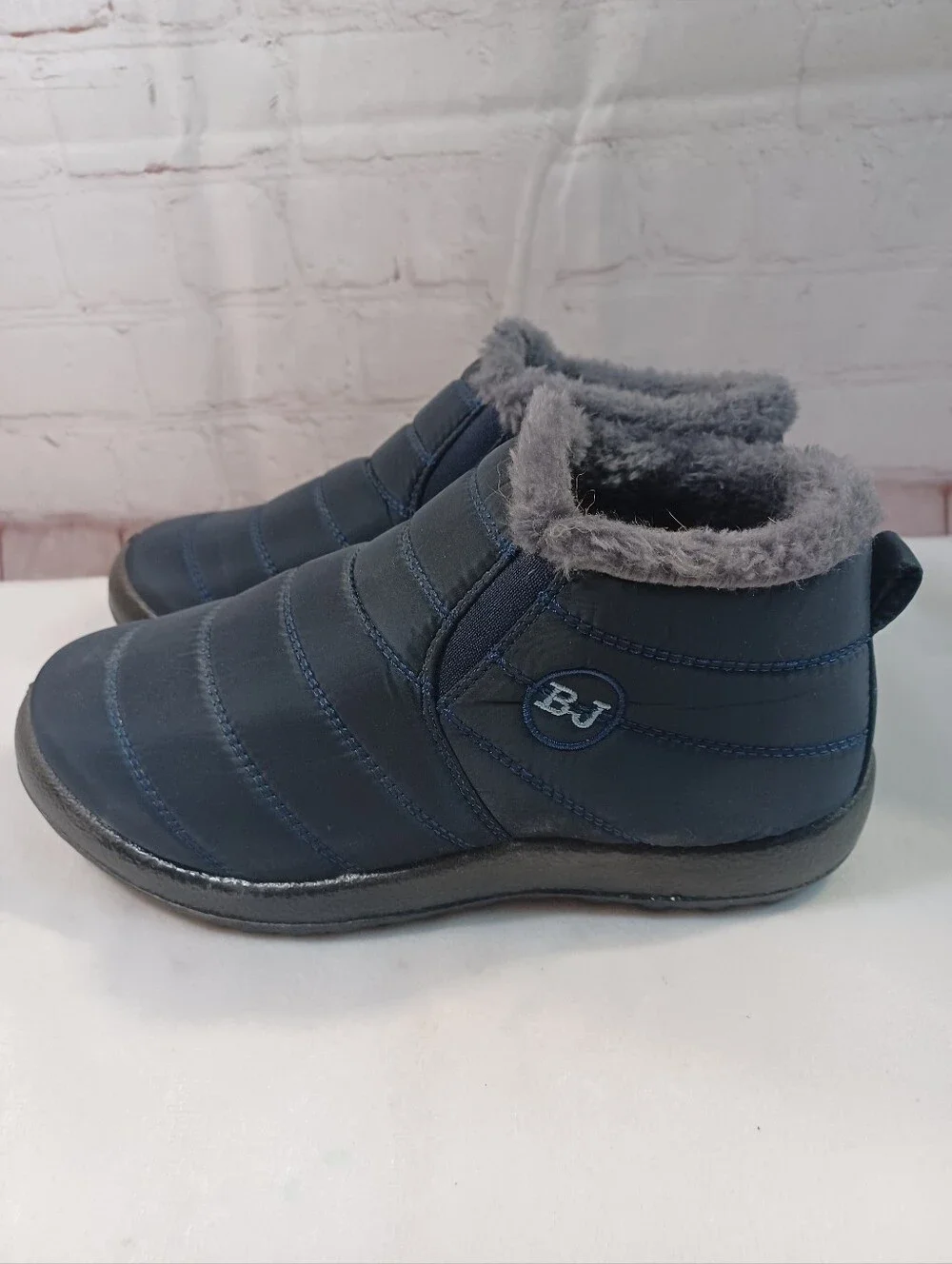 bj women's navy gray quilted faux fur lined winter ankle boots size 9M 40